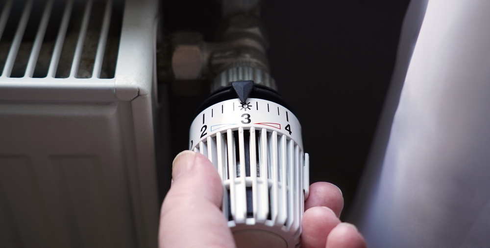 Baisser,la,température,du,thermostat,sur,le,radiateur,pour,économiser,de,l'énergie, réduire votre facture d’énergie en 2025
