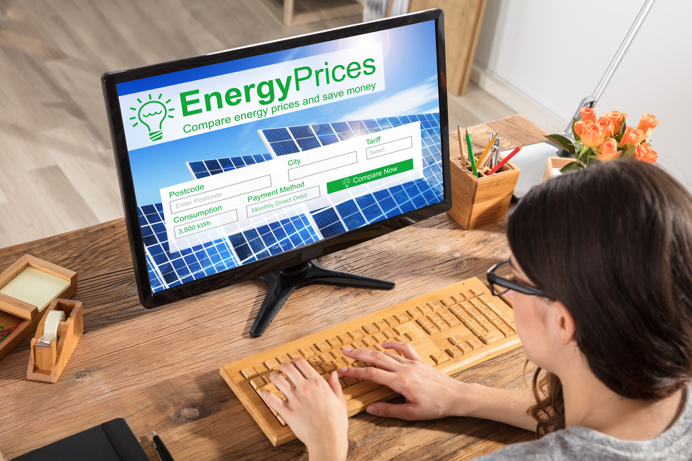 Gros Plan D'Une Femme Comparant Les Prix De L'Énergie Sur Ordinateur Au Bureau